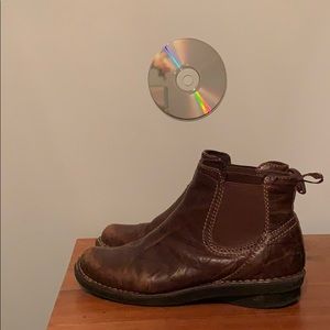 Clark Chelsea boots!!